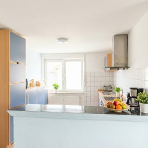 Offene, lichtdurchflutete Küche