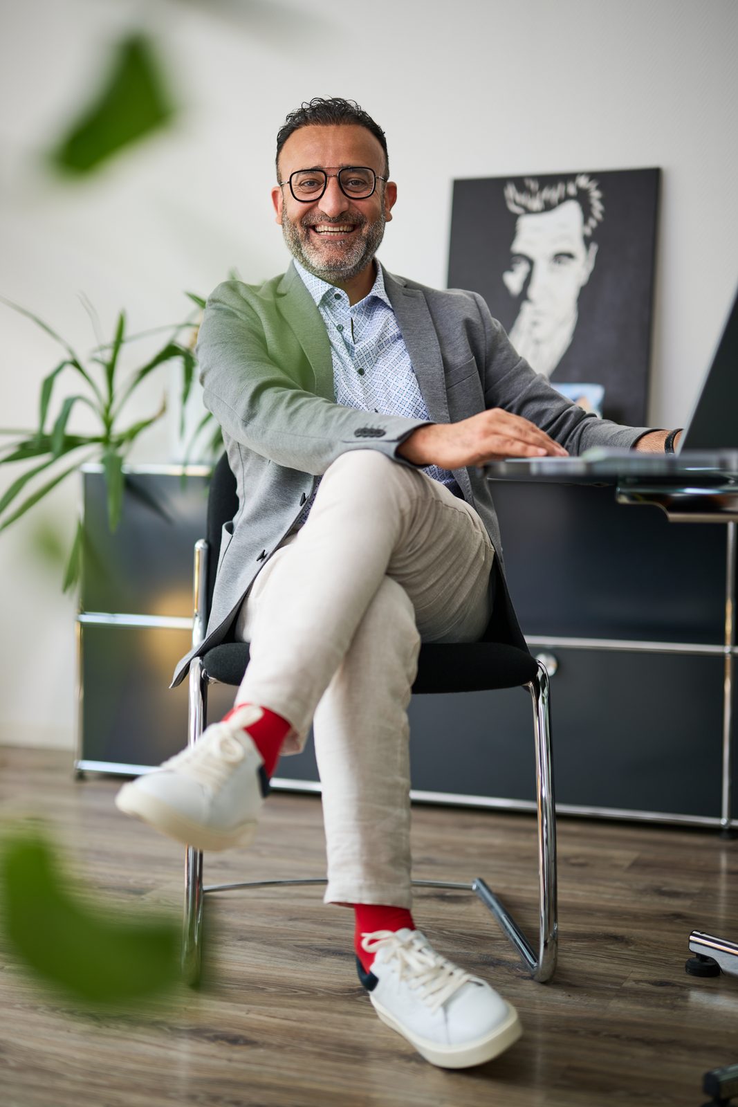Salih Senol im Büro von ImmoSen