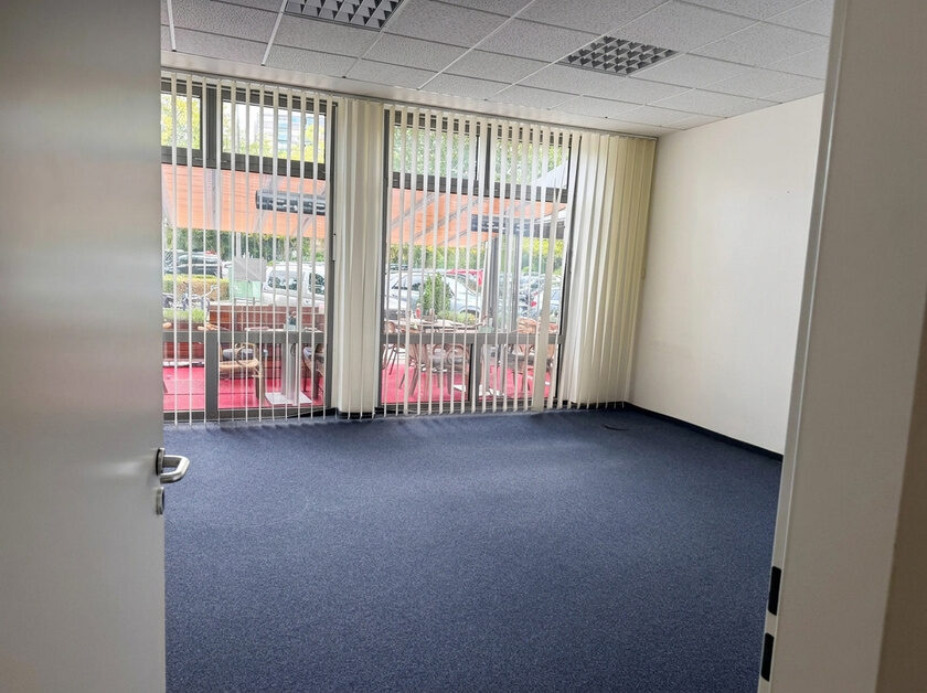 Gewerbeeinheiten Erftstadt-Liblar – Büroraum mit bodentiefer Fensterfront