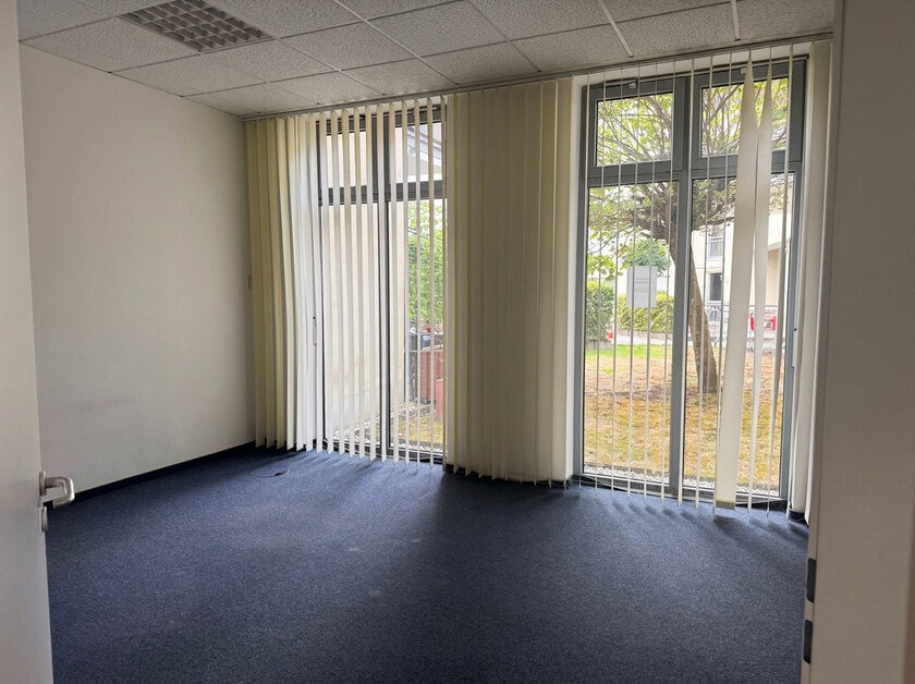 Gewerbeeinheiten Erftstadt-Liblar – Büroraum mit Blick ins Grüne