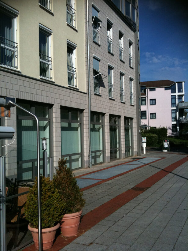 Gewerbeeinheiten Erftstadt-Liblar – Eingangsbereich mit Fußweg entlang des Gebäudes