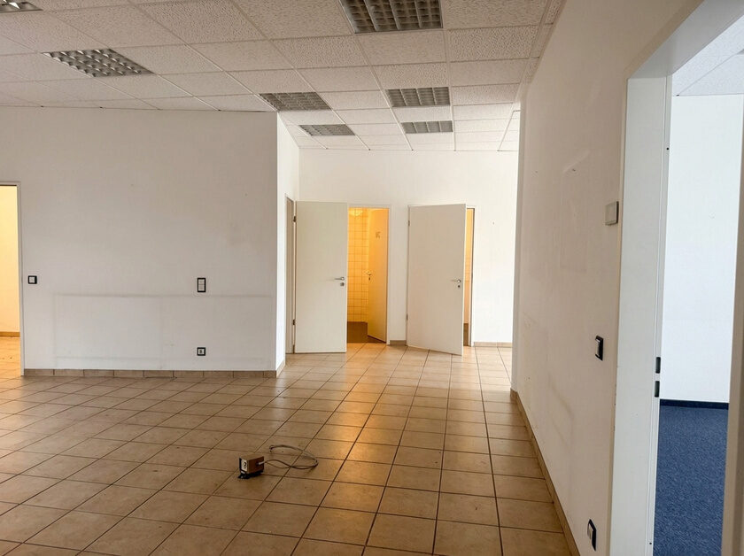 Gewerbeeinheiten Erftstadt-Liblar – großer Raum mit Fliesenboden und mehreren Zugängen
