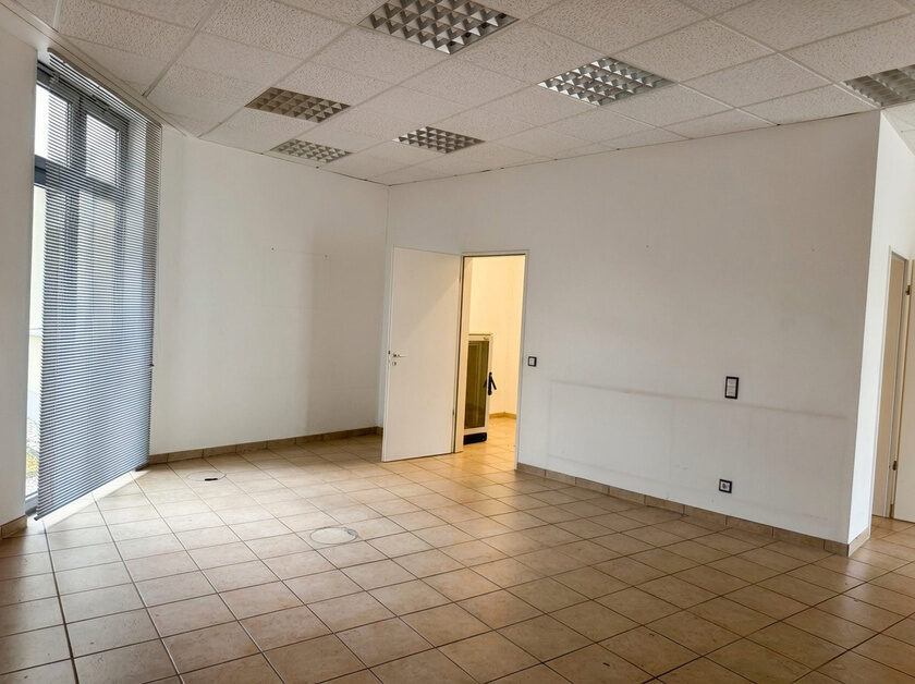 Gewerbeeinheiten Erftstadt-Liblar – heller Raum mit Fliesenboden und Fensterfront