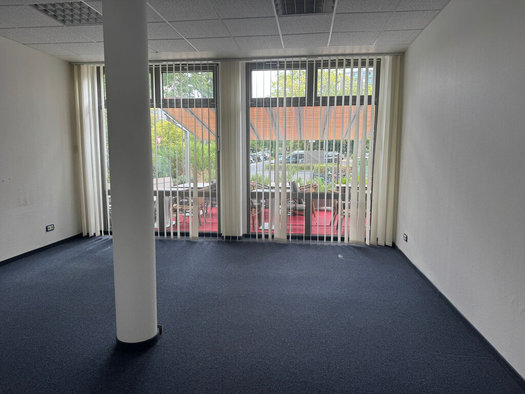 Gewerbeeinheiten Erftstadt-Liblar – Raum mit Stütze und Fensterfront zur Terrasse