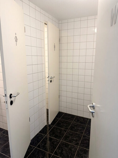 Gewerbeeinheiten Erftstadt-Liblar – Sanitärbereich mit getrennten WCs