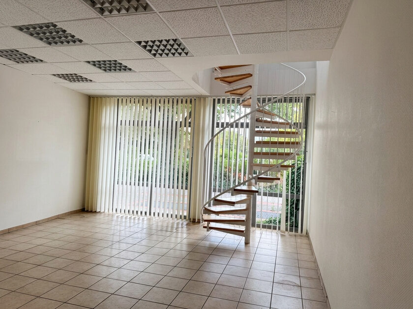 Gewerbeeinheiten Erftstadt-Liblar – Innenraum mit offener Wendeltreppe zwischen den Etagen
